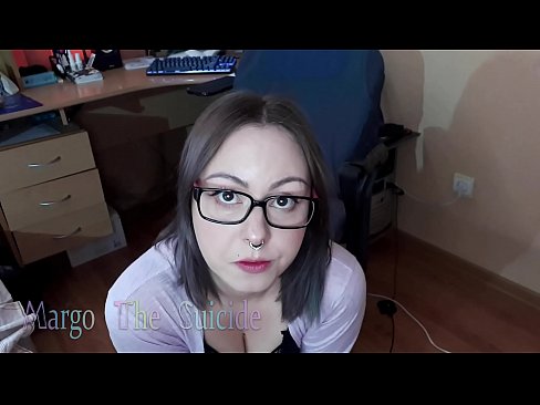 ❤️ Ragazza sexy con gli occhiali succhia il dildo profondamente sulla macchina fotografica ❌ Porno analeal it.porngifmag.ru ️❤