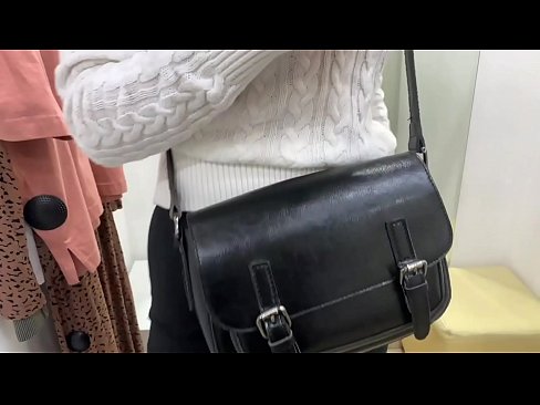 ❤️ Masturbazione pubblica della giovane cagna FeralBerry con un dildo nel camerino ❌ Porno analeal it.porngifmag.ru ️❤